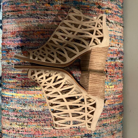 Vince Camuto Cut-Out Bootie Beige Sandals. 3" Block Heel. Size: 10. Gently Used. - Picture 4 of 7